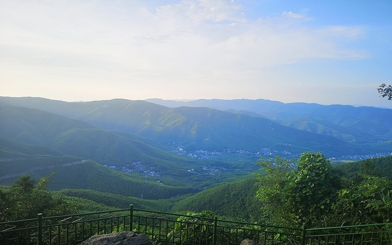 莫干山山勢起伏，山清水秀