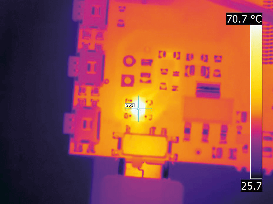 啟用了微距模式的FLIR T540相機(jī)拍攝的PCBA圖像。相機(jī)以微距模式在76°C測(cè)量目標(biāo)熱點(diǎn)。